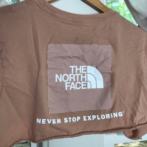 The North Face Cropped Pink Tee Cutoff Short Sleeve Never Stop Exploring Print - Picture 3 of 5